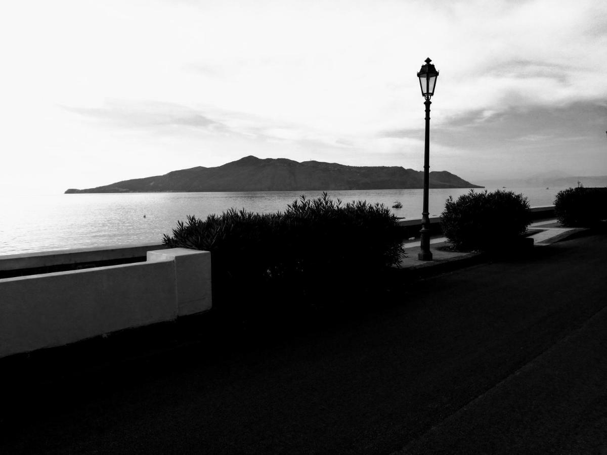 La Casa Di Via Lungomare Villa Santa Marina Salina Bagian luar foto